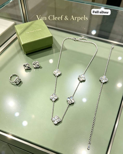 VCA SET😍
Necklace ❤️‍🔥
Earring 🍁
Bracelet ✨
Ring free size 💍

With same brand boxes 🗃️ 
And paper bag 🛍️

75 dhs🇦🇪🇦🇪🇦🇪
Zain216
♥️♥️♥️