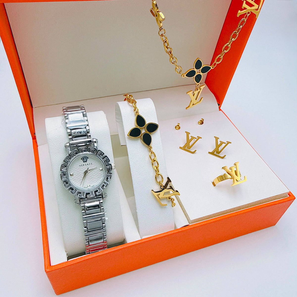 Watches boxes
Chanel
Dior
Gucci
LV

With box 
90 dhs🇦🇪🇦🇪

Zain45 
♥️♥️♥️