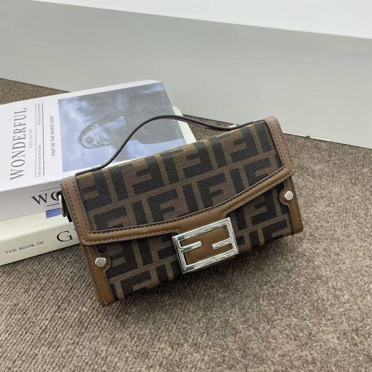 Fendi

22*12*7cm
70 dhs🇦🇪🇦🇪🇦🇪

Zain17
♥️♥️♥️