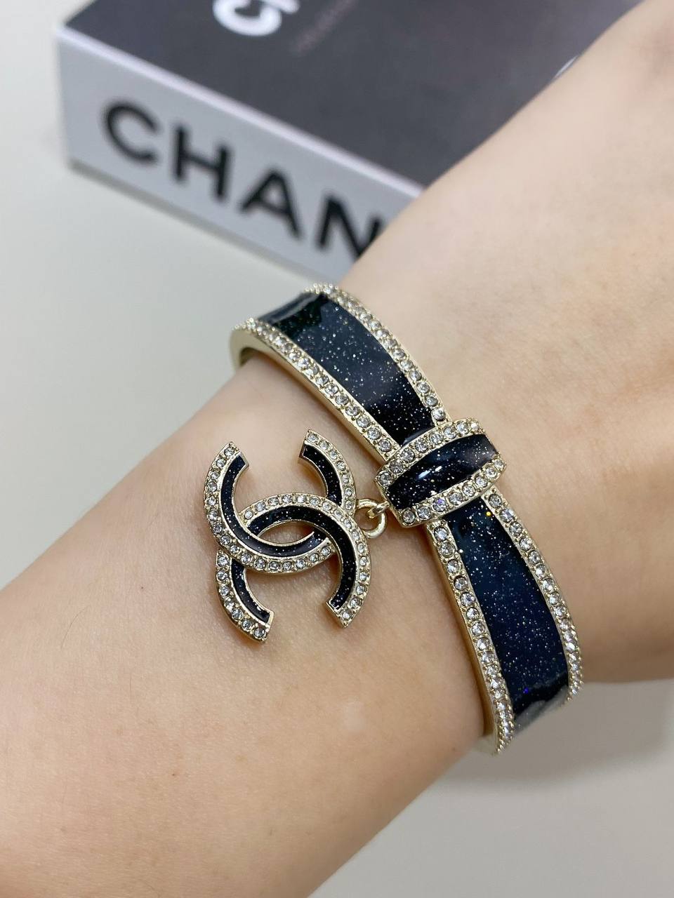 MASTER BANGLE
CHANEL
✨💫
85 DHS🇦🇪
WITH BOX AND PAPER BAG 🛍️🎁

Zain89
♥️♥️♥️