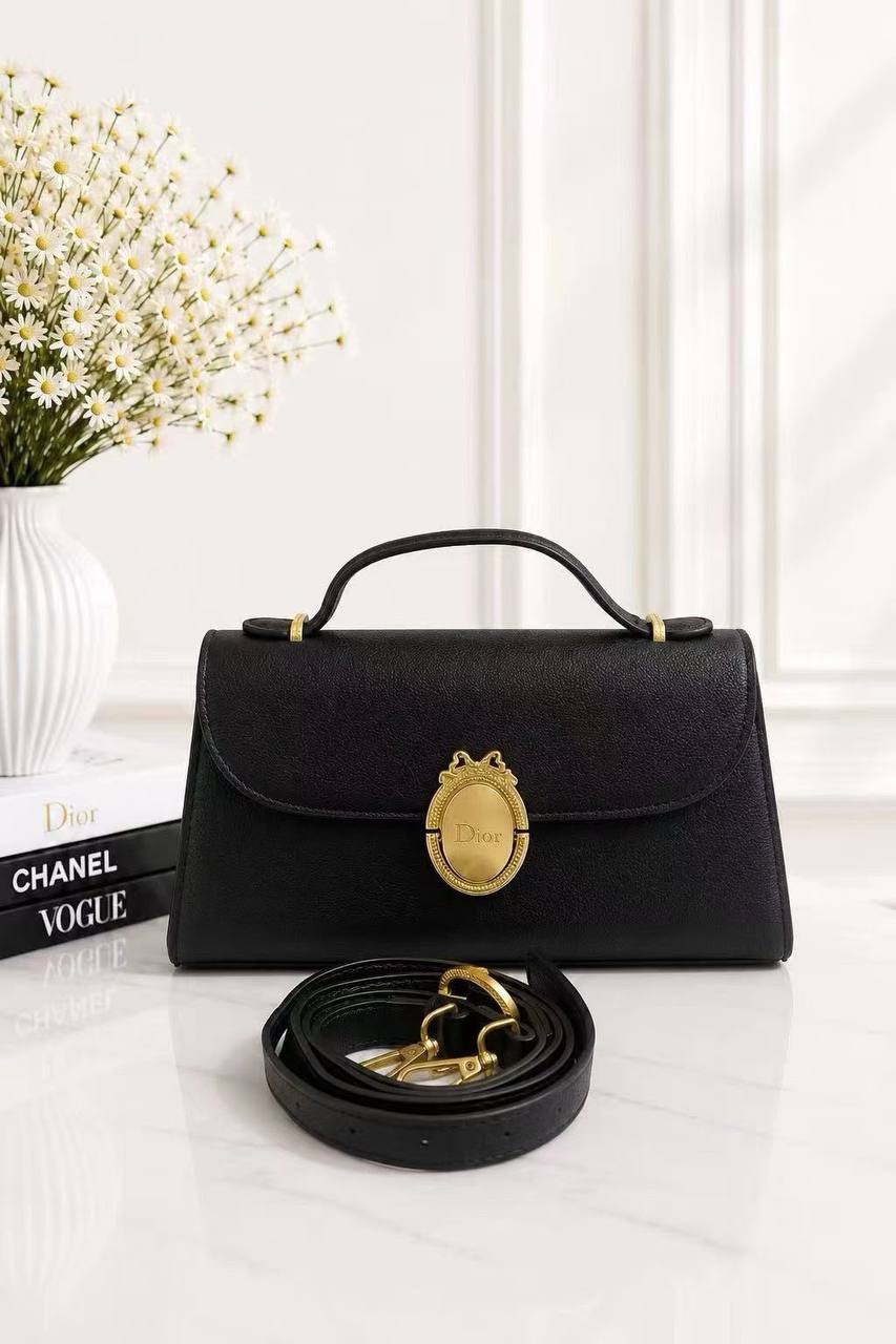 Dior
Best quality with box’s 
110 dhs🇦🇪🇦🇪
size 24 Cm

Zain290
♥️♥️♥️