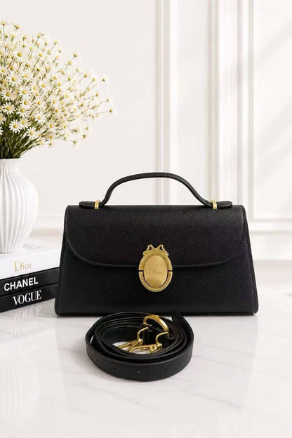 Dior
Best quality with box’s 
110 dhs🇦🇪🇦🇪
size 24 Cm

Zain290
♥️♥️♥️