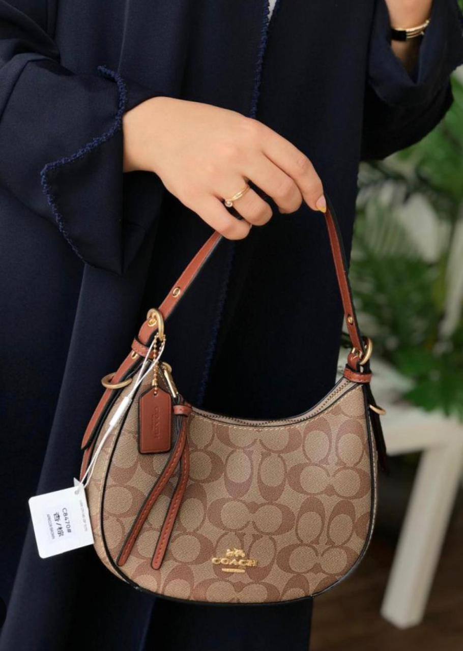 Coach

95 dhs💓
SIZE：21×18×8cm
High quality

Zain35
♥️♥️♥️