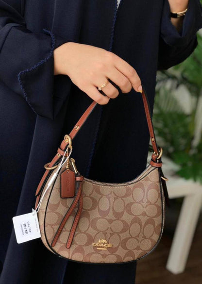 Coach

95 dhs💓
SIZE：21×18×8cm
High quality

Zain35
♥️♥️♥️