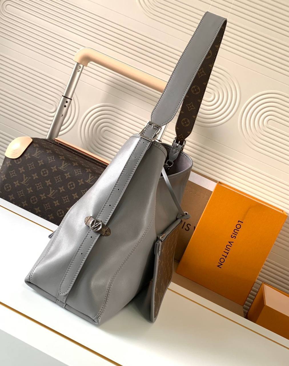 LV
MASTER QUALITY 
WITH DOUBLE BOX 
🎁🎁🎁

270 dhs✅

Zain39
♥️♥️♥️