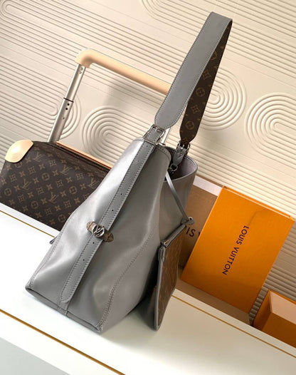 LV
MASTER QUALITY 
WITH DOUBLE BOX 
🎁🎁🎁

270 dhs✅

Zain39
♥️♥️♥️