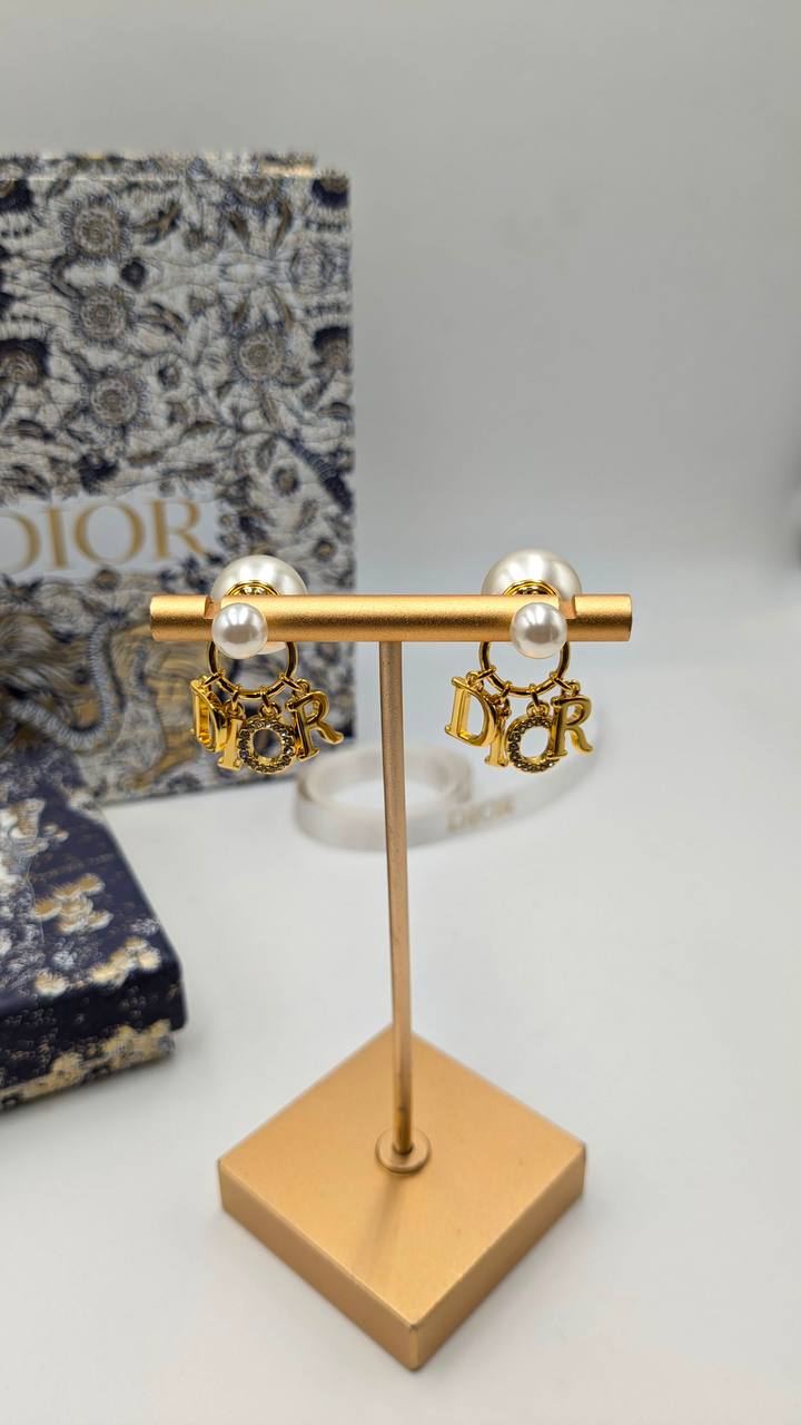 Dior
*Master Quality* 
*Earrings*
80 dhs✅ with Normal Box 🎁
90 dhs✅ with Good Box 🎁

Zain210
♥️♥️♥️