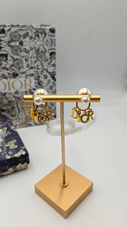 Dior
*Master Quality* 
*Earrings*
80 dhs✅ with Normal Box 🎁
90 dhs✅ with Good Box 🎁

Zain210
♥️♥️♥️