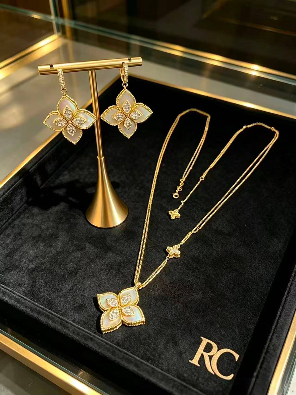 RC 
ROBERTO COIN
SET MASTER✨💫
NECKLACE EARRINGS
190  DHS✅
WITH BOX AND PAPER BAG🛍️🎁

Zain89
♥️♥️♥️