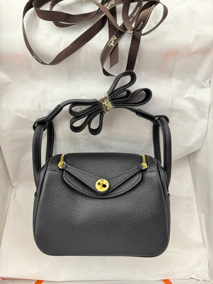 Hermes Lindy 

19Cm 
With Box
300 dhs🇦🇪🇦🇪

Zain131
♥️♥️♥️