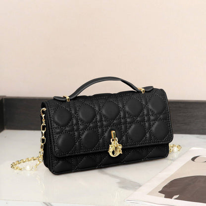 Dior
Best quality with box’s 
110 dhs✅
size 21 cm

Zain290
♥️♥️♥️