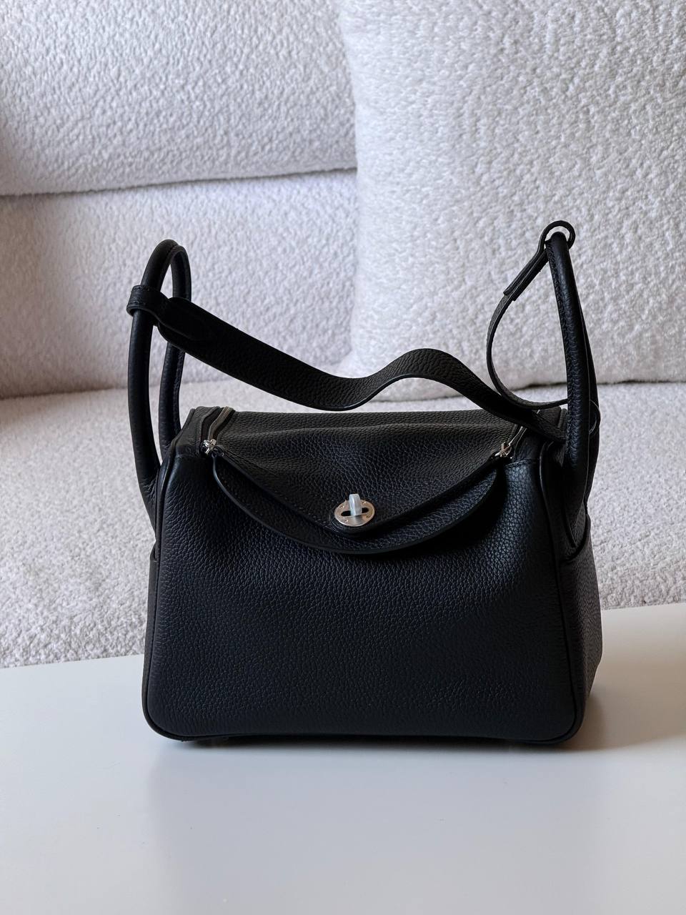 Hermes
Lindy 26 cm💥Master quality ✅with box📦
400 dhs✅

Zain52
♥️♥️♥️