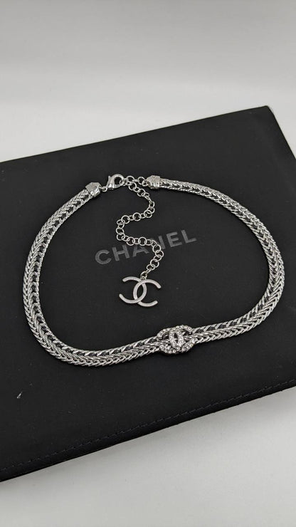 Chanel
*Master Quality* 
*Choker Necklace*
120 dhs💓 with Normal Box 🎁
140 dhs💓 with Good Box 🎁
170 dhs💓 with Master Box 🎁

Zain210
♥️♥️♥️