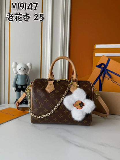 LV 
Size 25cm
250 dhs🇦🇪🇦🇪

Zain189
♥️♥️♥️