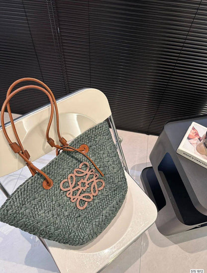 Loewe 
80 dhs✅
size 45×16×25cm

Zain42
♥️♥️♥️