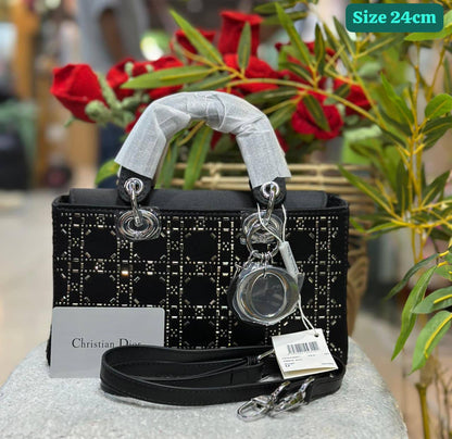 Dior

Good quality 

with box 🎁🎁🎁

130 dhs💓

Zain186
♥️♥️♥️