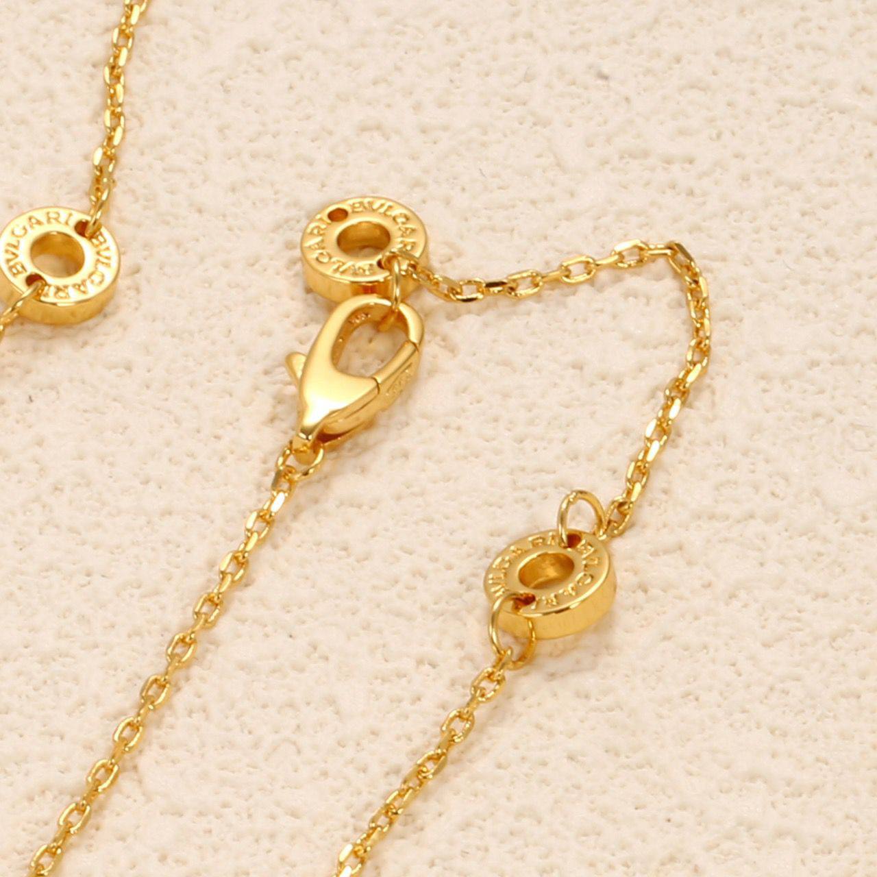 BVLGARI ❤️‍🔥*
Necklace 🍁
Master quality 💯
With normal boxes 📦 
50 dhs🇦🇪
With master box 🗃️ 
90 dhs🇦🇪

Zain216
♥️♥️♥️