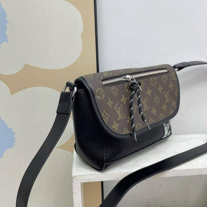 LV
28.5*18*10cm
75 dhs🪙🌨️

Zain17
♥️♥️♥️