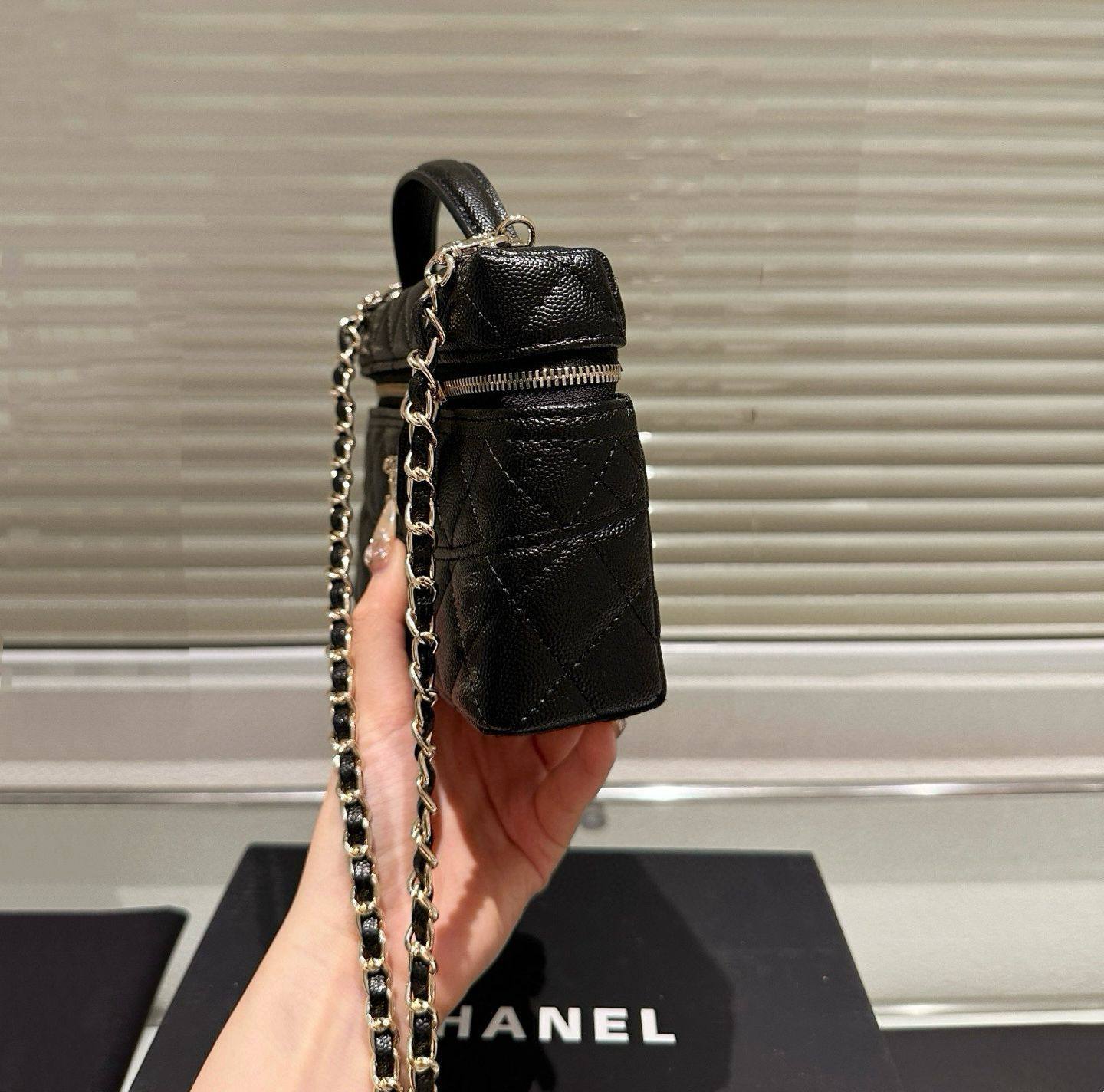 CHANEL 
GOOD QUALITY 

WITH BOX 
🎁🎁🎁

100 dhs🌺

Zain39
♥️♥️♥️