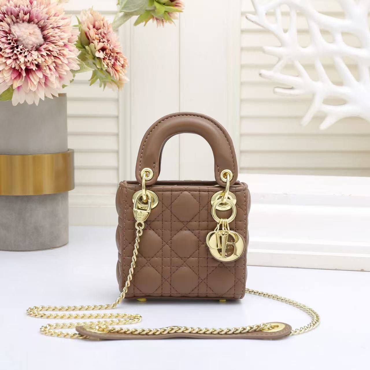 DIOR MINI SIZE 

GOOD QUALITY

 WITH BOX 
🎁🎁🎁

110 dhs✅

Zain39
♥️♥️♥️