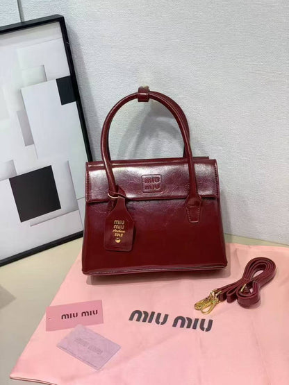 MIU MIU
BEST QUALITY 

WITH BOX’S 
🎁🎁🎁

90 dhs✅
SIZE 25CM

Zain290
♥️♥️♥️