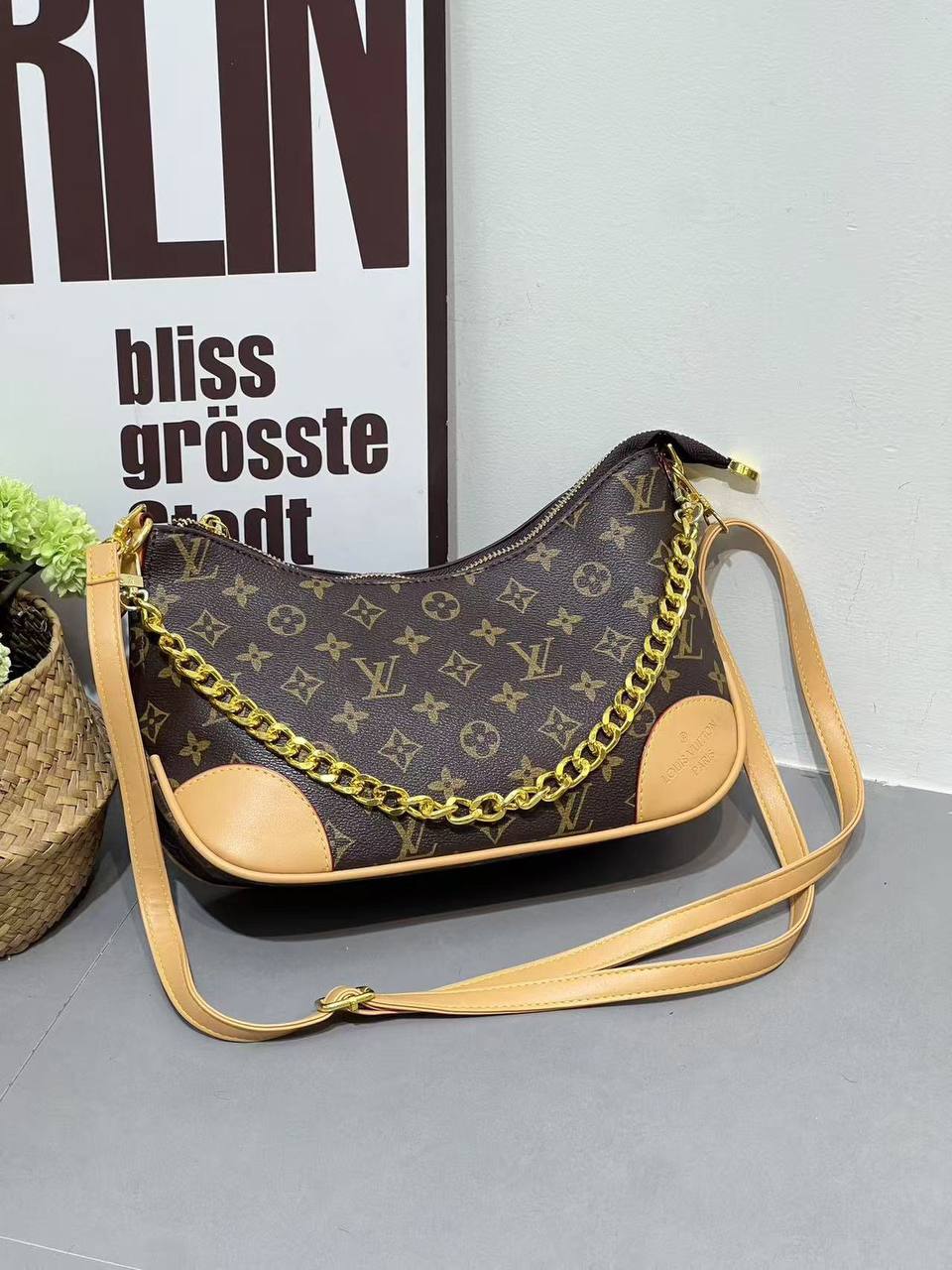 LV
ʙᴏᴜʟᴏɢɴᴇ sʜᴏᴜʟᴅᴇʀ ʙᴀɢ
ᴡɪᴛʜ ᴄʜᴀɪɴ sʟɪɴɢ
ɢᴏʟᴅ ʜᴀʀᴅᴡᴀʀᴇ
sɪᴢᴇ : 28 cm

65 dhs🪙💕

Zain31
♥️♥️♥️