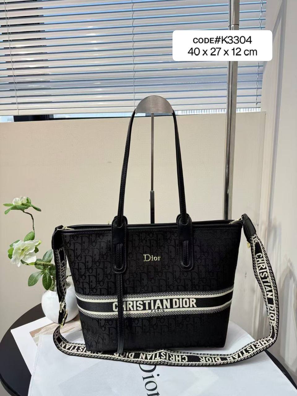 CHRISTIAN DIOR
sʜᴏᴜʟᴅᴇʀ ᴛᴏᴛᴇʙᴀɢ
ᴄᴀɴᴠᴀss & ʟᴇᴀᴛʜᴇʀ ᴍᴀᴛᴇʀɪᴀʟ
ᴡɪᴛʜ ʟᴏɴɢ ʙᴇʟᴛ sᴛʀᴀᴘ
sɪᴢᴇ: 40 cm

75 dhs🪙🌨️

Zain31
♥️♥️♥️