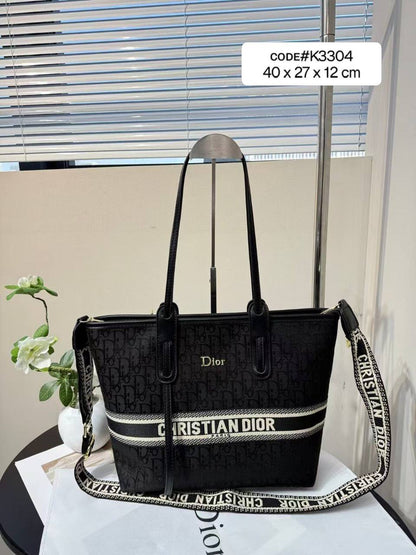 CHRISTIAN DIOR
sʜᴏᴜʟᴅᴇʀ ᴛᴏᴛᴇʙᴀɢ
ᴄᴀɴᴠᴀss & ʟᴇᴀᴛʜᴇʀ ᴍᴀᴛᴇʀɪᴀʟ
ᴡɪᴛʜ ʟᴏɴɢ ʙᴇʟᴛ sᴛʀᴀᴘ
sɪᴢᴇ: 40 cm

75 dhs🪙🌨️

Zain31
♥️♥️♥️