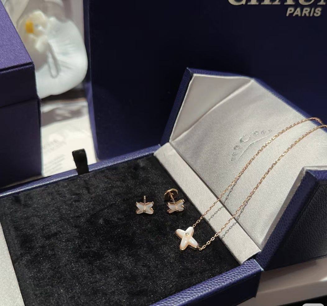 CHAUMET SET❤️‍🔥*
Necklace 🦋
Earring💥
Bracelet ❣️
Master quality 💯
With normal boxes 📦 
110 dhs🪙💚
With master box 🗃️ 
190 dhs🪙💚

Zain216
♥️♥️♥️