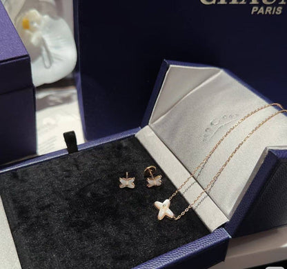 CHAUMET SET❤️‍🔥*
Necklace 🦋
Earring💥
Bracelet ❣️
Master quality 💯
With normal boxes 📦 
110 dhs🪙💚
With master box 🗃️ 
190 dhs🪙💚

Zain216
♥️♥️♥️