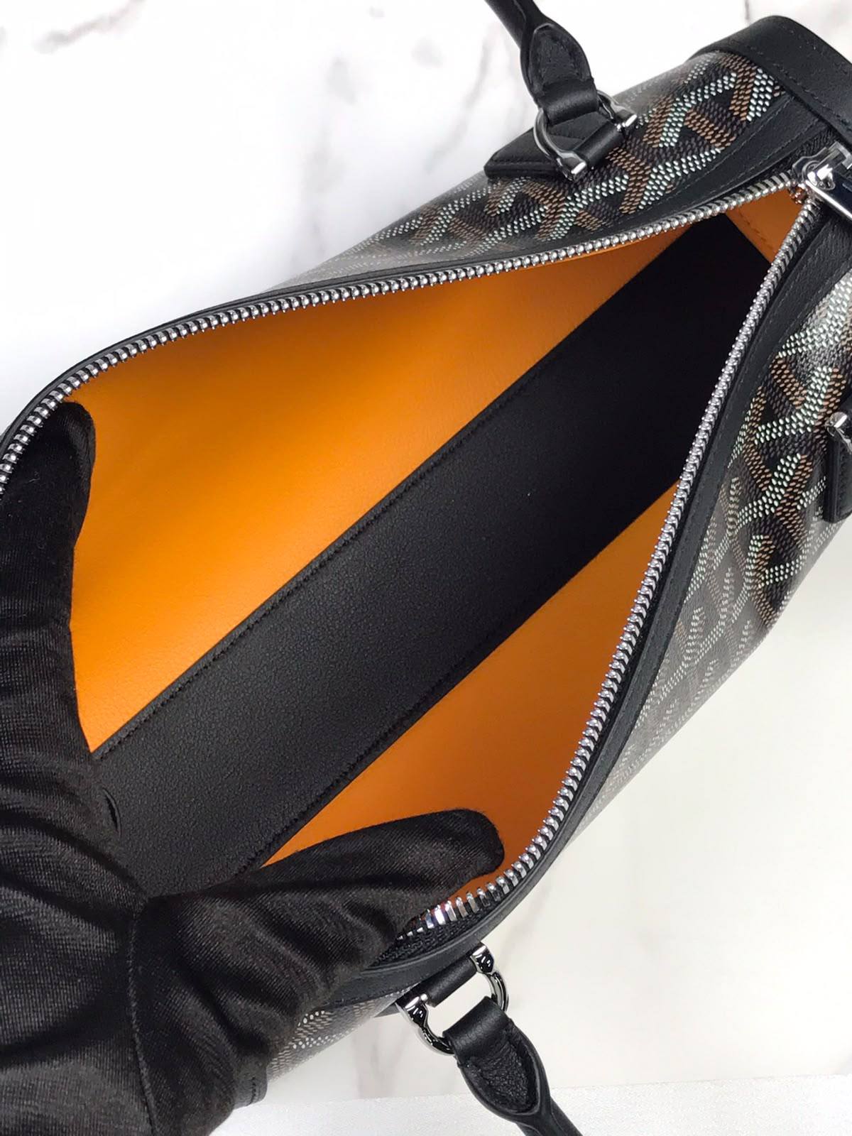 Goyard
model: Hardy PM

Color:Black & Tan

Material:Signature Goyardine canvas with leather trim

Design:Iconic chevron pattern
Handles:Long double leather handles

Style:Elegant, structured handbag suitable for everyday use

For Price 👇 WhatsApp✅
056858