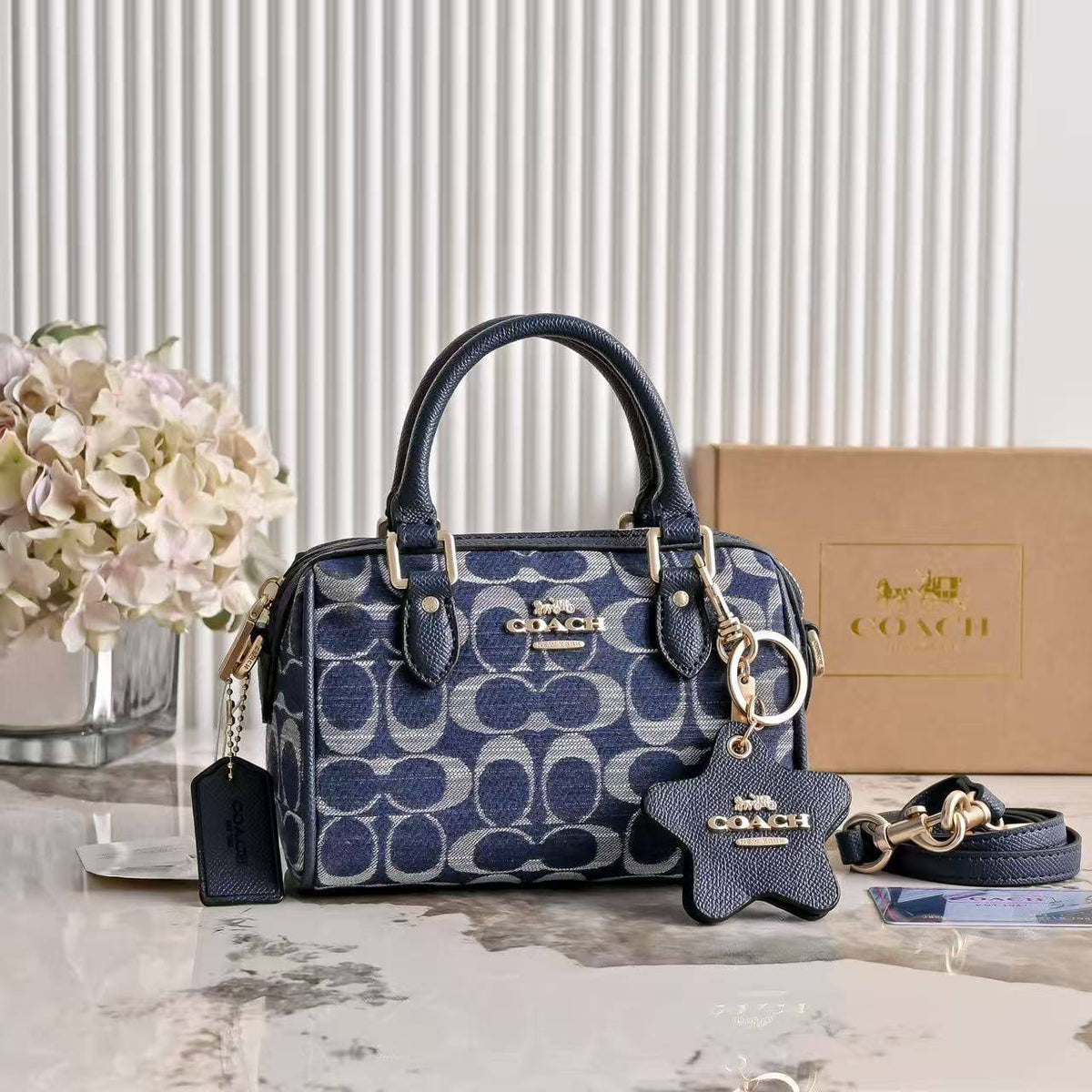 Coach 
100 dhs🇦🇪🇦🇪

with box
size 18×10×13cm

Zain42
♥️♥️♥️