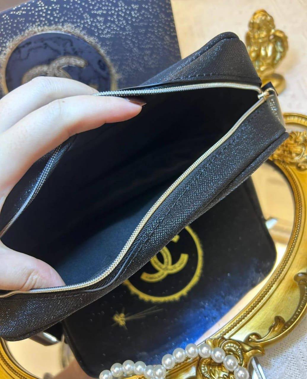 Chanel
90 dhs✅
SIZE：22cm

Zain07
♥️♥️♥️