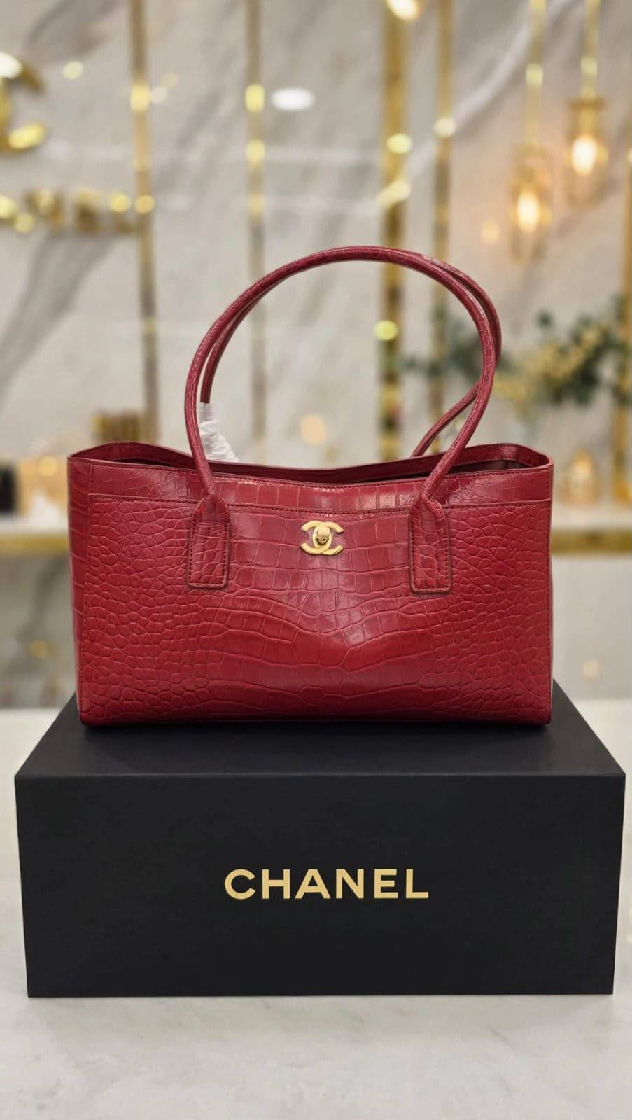 Chanel Croc ToT Bag 

35Cm 

With box 
Good Quality 
350 dhs🇦🇪🇦🇪🇦🇪

Zain131
♥️♥️♥️