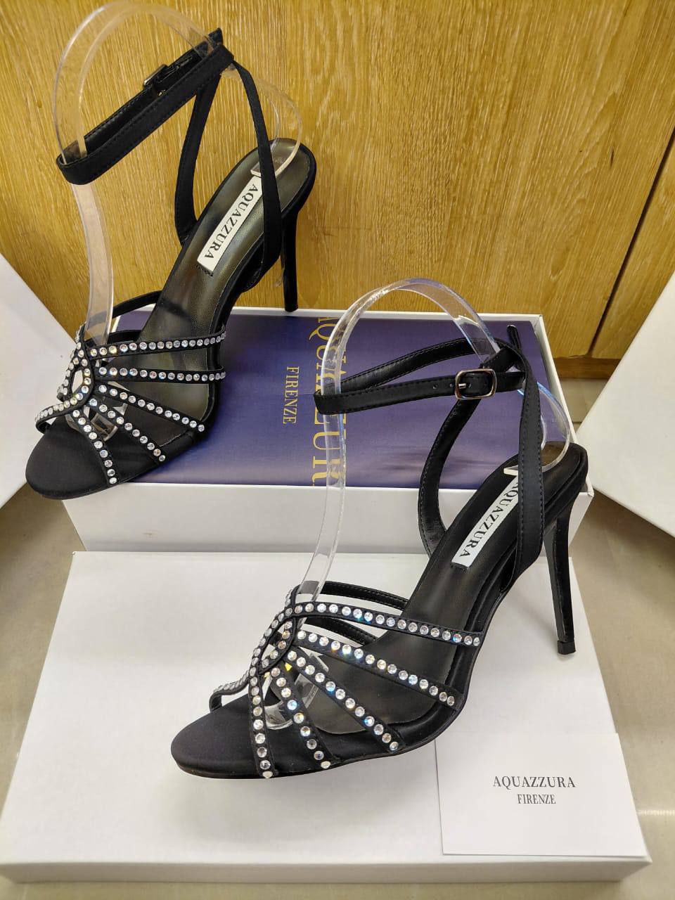 Aquazzura High Heels,
Good Quality,New Arrived 

Size 36 To 41

120DHS🇦🇪🇦🇪🇦🇪

Zain120
♥️♥️♥️