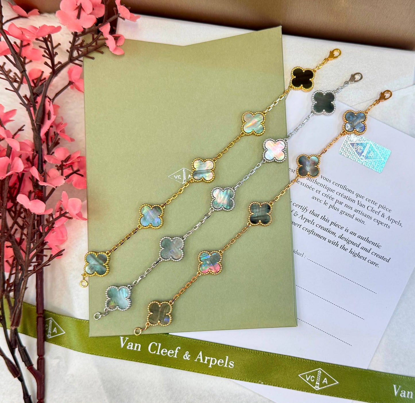 VCA
 *6 Motifs Bracelet* 
*90 dhs🇦🇪🇦🇪*   with  *NORMAL*  Box
*150 dhs🇦🇪🇦🇪* with  *ORIGINAL*  Box

Zain209
♥️♥️♥️