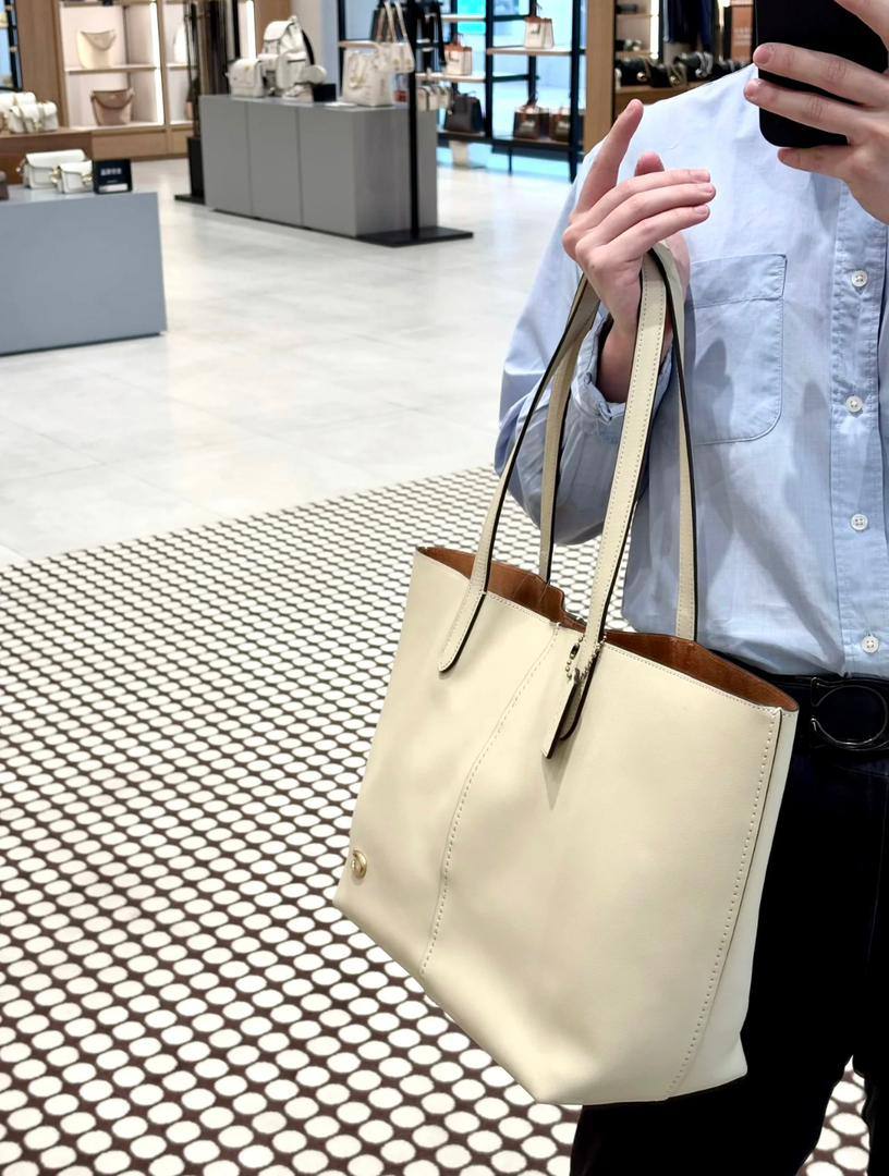 Lacoste
45 dhs🪙🖤
size 43×28×12cm

Zain42
♥️♥️♥️