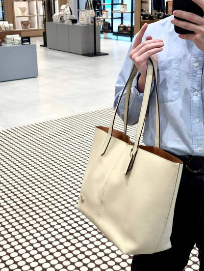 Lacoste
45 dhs🪙🖤
size 43×28×12cm

Zain42
♥️♥️♥️