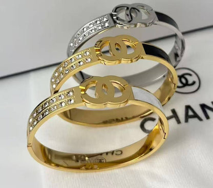 Bangle 🌊*
Stainless steel 💯
Non tarnish 💥
With black boxes 🗃️ 
20 dhs🪙🌨️
With normal boxes 📦 
And paper bag 🛍️
30 dhs🪙🌨️

Zain216
♥️♥️♥️