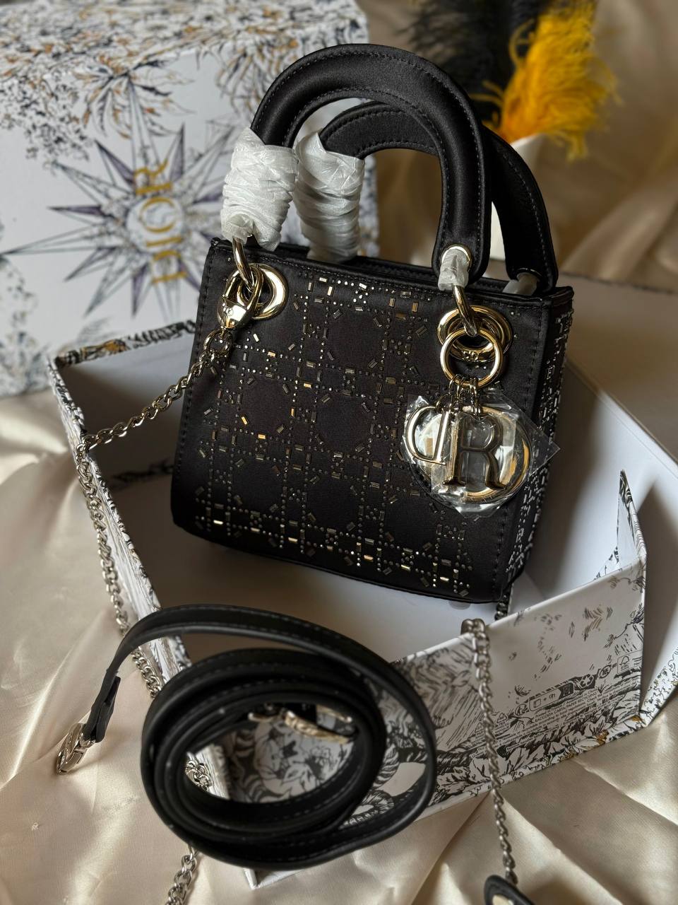 DIOR

17cm
340 dhs🪙🌨️

Top quality 

With box🎁

Zain167
♥️♥️♥️