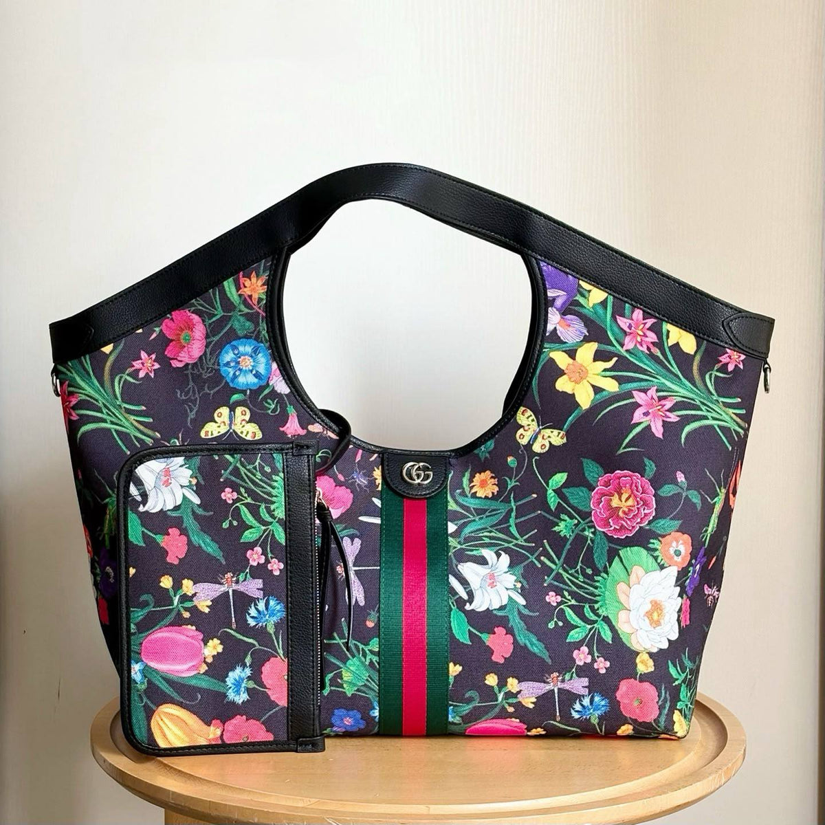 GUCCI 

NEW DESIGN 
MASTER QUALITY
315 dhs🇦🇪🇦🇪

Zain39
♥️♥️♥️