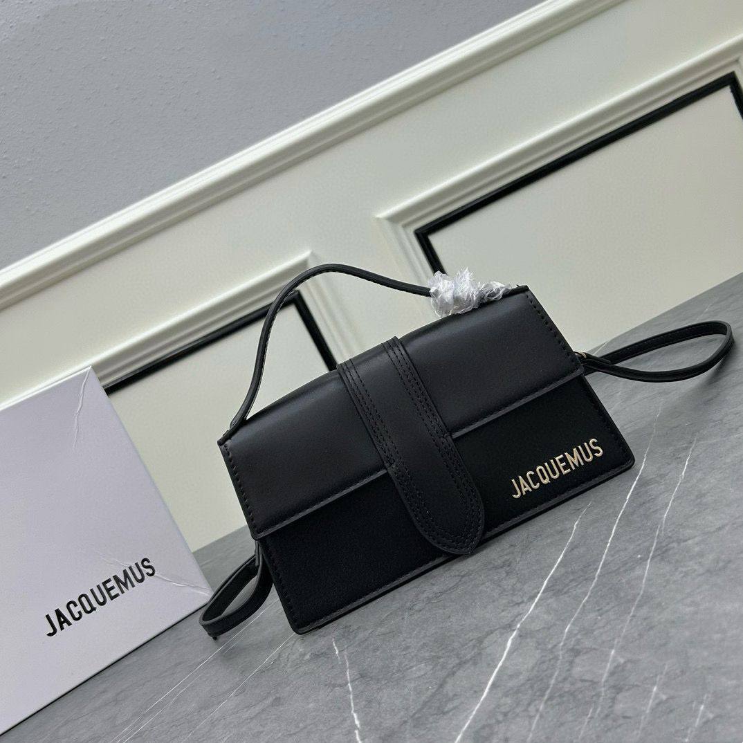 JACQUEMUS
 COPY ONE
WITH BOX BIG SIZE  
250 dhs✅
Leather 

Zain39
♥️♥️♥️
