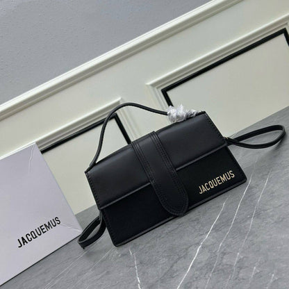 JACQUEMUS
 COPY ONE
WITH BOX BIG SIZE  
250 dhs✅
Leather 

Zain39
♥️♥️♥️