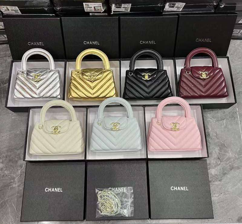 Chanel
good quality, comes with box,  
size... 20 cm 
100 dhs✅

Zain12
♥️♥️♥️