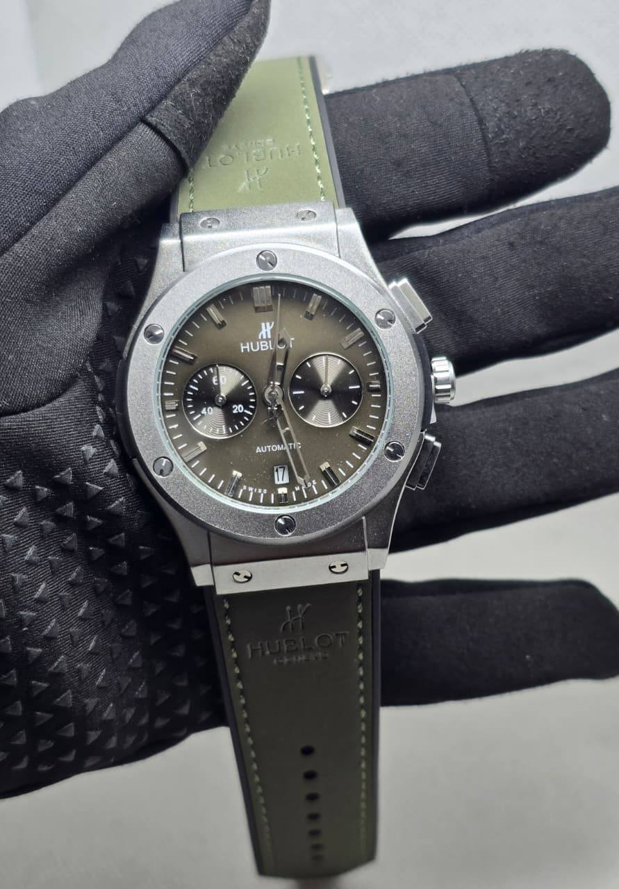 Hublot Men
*Chronograph working*
90 dhs🪙💕

Zain29
♥️♥️♥️