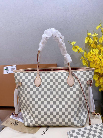 LV 

95 dhs🇦🇪🇦🇪

with box

size 45×18×30cm

Zain213
♥️♥️♥️
