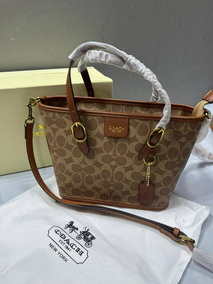 Coach

With box  
🎁🎁🎁

High quality 
95 dhs🪙🌨️

Zain50
♥️♥️♥️