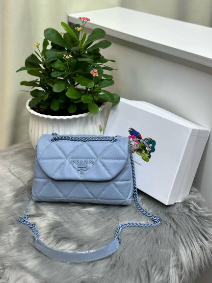 PRADA
SIZE  ……… 24CM 🥰
90 dhs🪙🌨️

with BOX🌷
🎁🎁🎁

Zain244
♥️♥️♥️