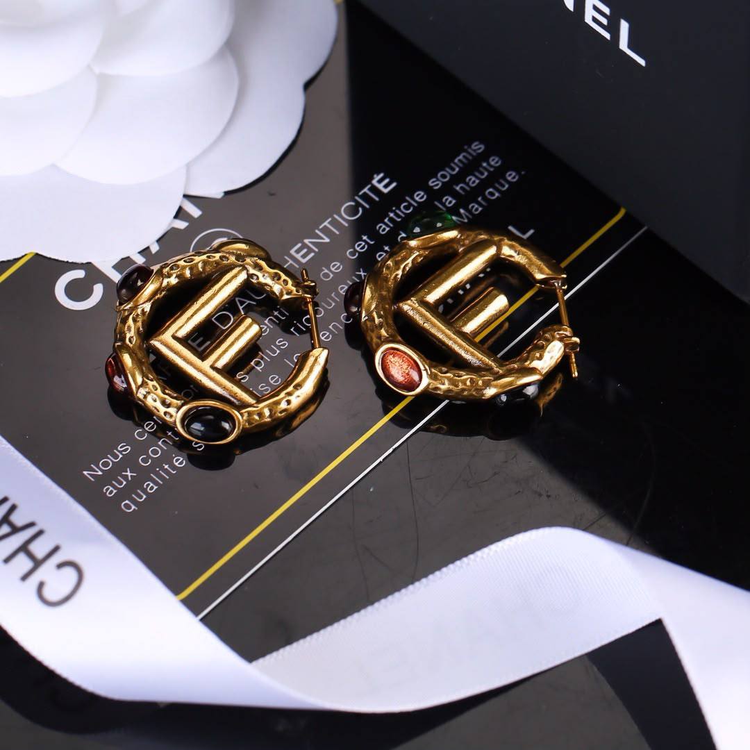 Fendi 
Earring 
Master quality 
With normal boxes 📦 
60 dhs🇦🇪🇦🇪

With master box 🗃️ 
75 dhs🇦🇪🇦🇪

Zain263
♥️♥️♥️