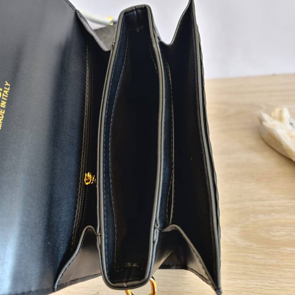 Fendi - Prada - CH - YSL - MK
100 dhs🇦🇪🇦🇪
with box
size 22cm

Zain26
♥️♥️♥️